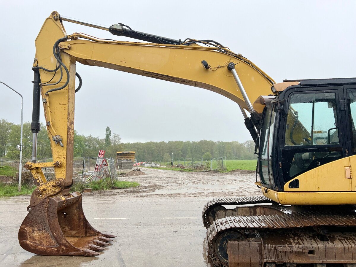 Caterpillar 320DL - Image 2