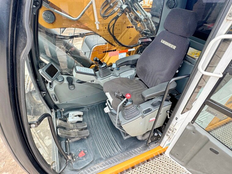 Liebherr R946LC SHD - 18 Meter Long Reach - Image 4