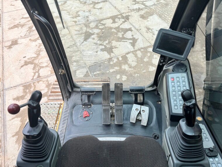 Liebherr R946LC SHD - 18 Meter Long Reach - Image 3