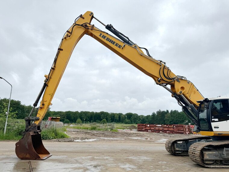 Liebherr R946LC SHD - 18 Meter Long Reach - Image 2