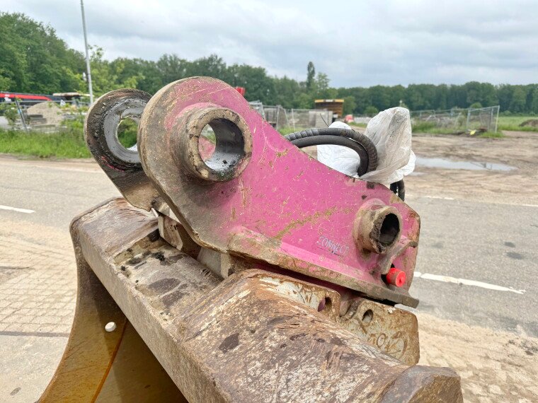 Bucket + Quick Coupler - Image 2